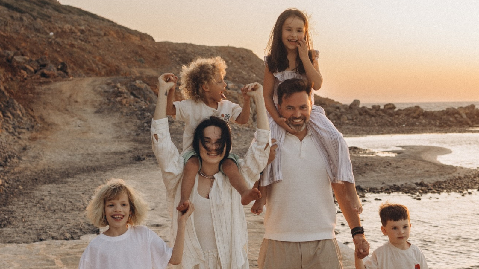 5 надихаючих історій світових і українських зірок, які подарували дітям родину