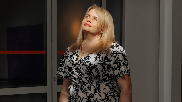 arhitektura-opori-vipusknicya-superhumans-tetyana-zaikina-pro-zhittya-v-hersoni-pid-rosiyskoyu-okupacieyu-poranennya-ta-rol-gumoru-v-reabilitacii