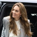 bluza-z-komirom-zhabo-opinyaetsya-u-centri-uvagi-znovu-i-vse-ce-zavdyaki-vishukanomu-stilyu-keyt-middlton