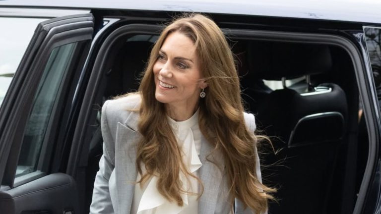 bluza-z-komirom-zhabo-opinyaetsya-u-centri-uvagi-znovu-i-vse-ce-zavdyaki-vishukanomu-stilyu-keyt-middlton