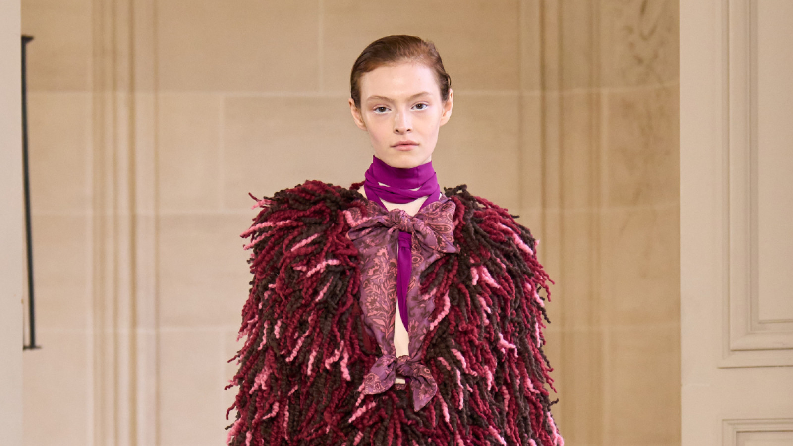 Це пальто в кольорі бургунді — нове захоплення дизайнерів та модниць у 2026 році