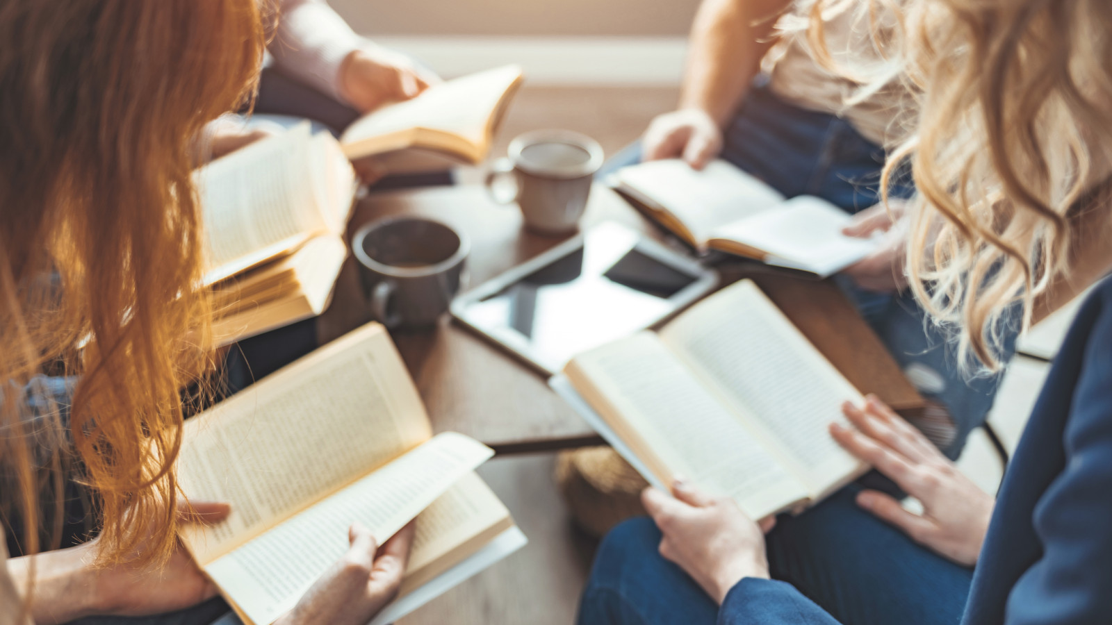 Чому покоління Z повернуло моду на книжкові клуби?