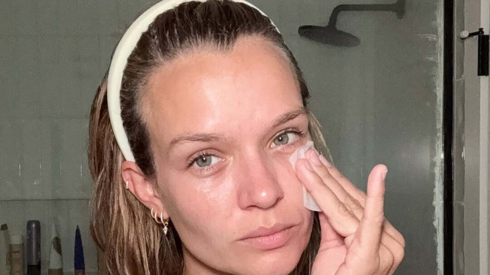 Чому шкіру потрібно очищати двічі на день і як правильно обрати засіб: поради дерматологині