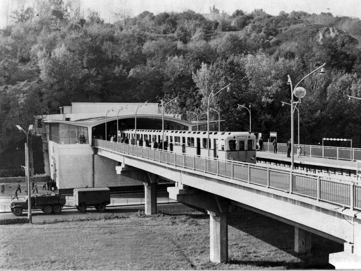 Метро станція Дніпро