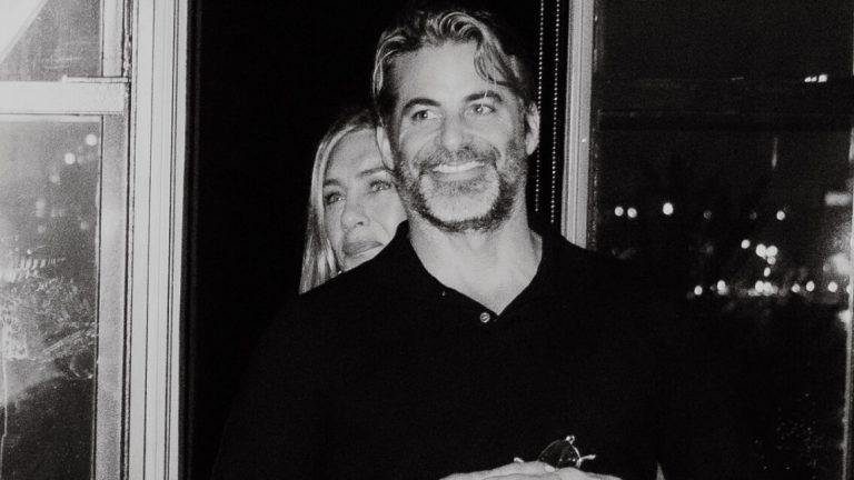 dzhennifer-aniston-demonstrue-yak-stvoriti-idealnu-ukladku-na-volossi-boyfrenda-dzhima-kertisa