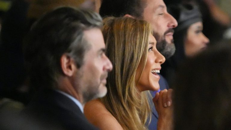 dzhennifer-eniston-i-ii-boyfrend-dzhim-kertis-vpershe-zyavilisya-razom-na-publici