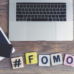 fomo-i-jomo-yak-peretvoriti-strah-shchos-propustiti-na-radist-vid-budennosti