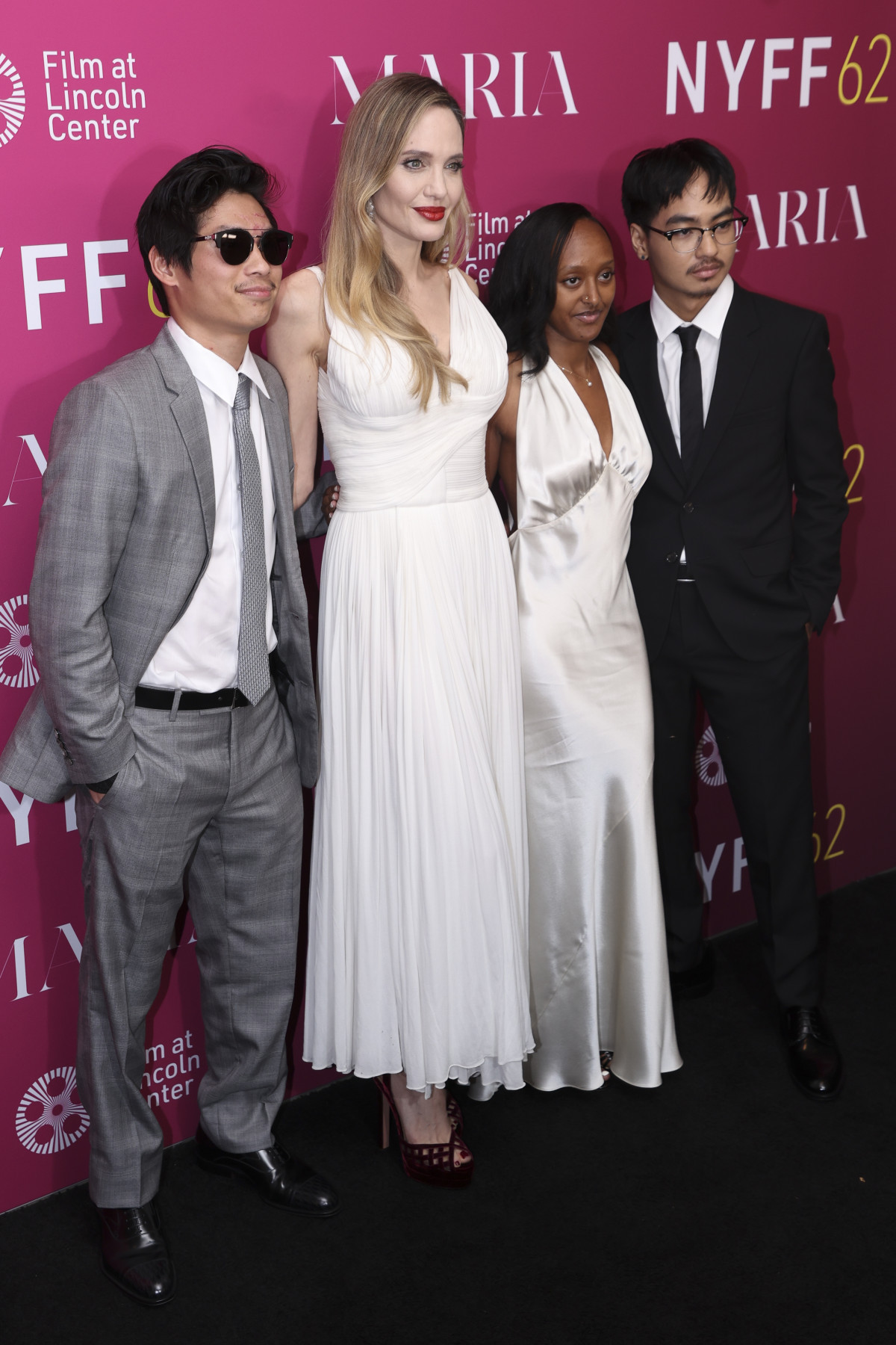 Анджеліна Джолі з синами Паксом і Меддоксом та донькою Захарою