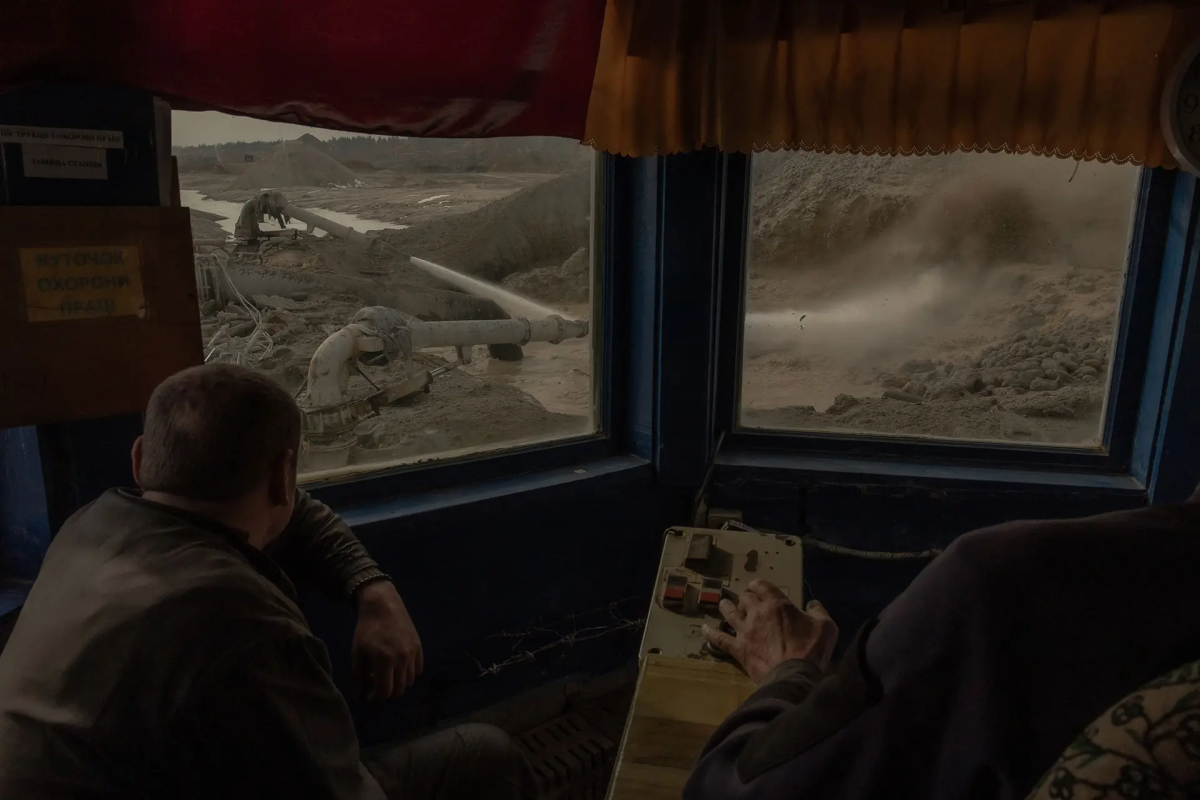 28 лютого, в розпал російської війни проти України, робітники працюють на відкритому титановому руднику в Житомирській області. Роман Піліпей — AFP/Getty Images