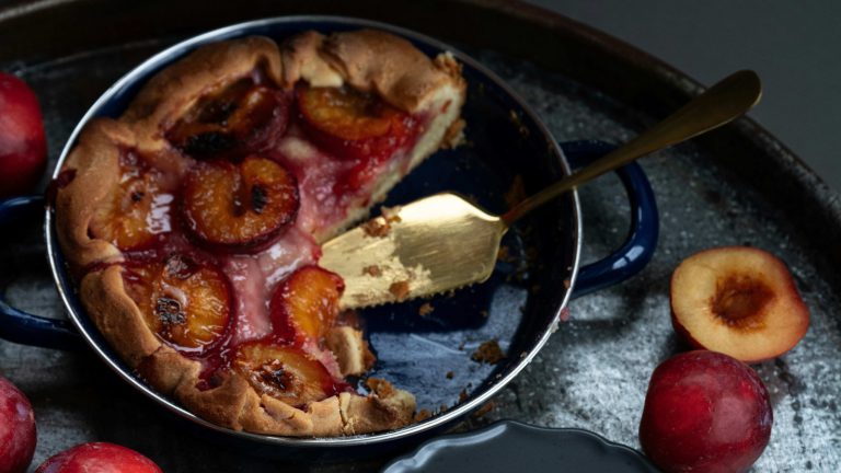 migdalniy-tart-zi-slivami-pokrokoviy-recept-naynizhnishogo-osinnogo-desertu