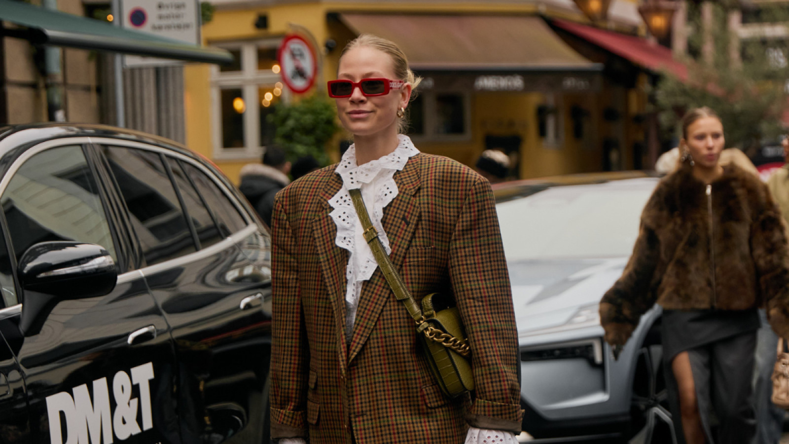 Найстильніші аксесуари на осінь та зиму 2025 року: 15 образів для натхнення від скандинавських модниць