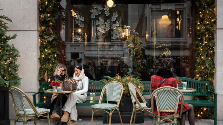 noviy-trend-u-rizdvyanomu-dekori-zamist-minimalizmu-zatishna-rozkish