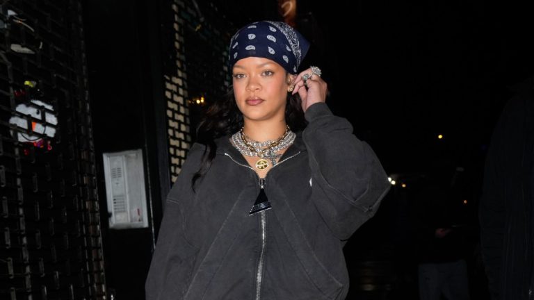 rianna-dovodit-cya-para-dzhinsiv-iz-2000-h-stane-golovnim-masthevom-zimi