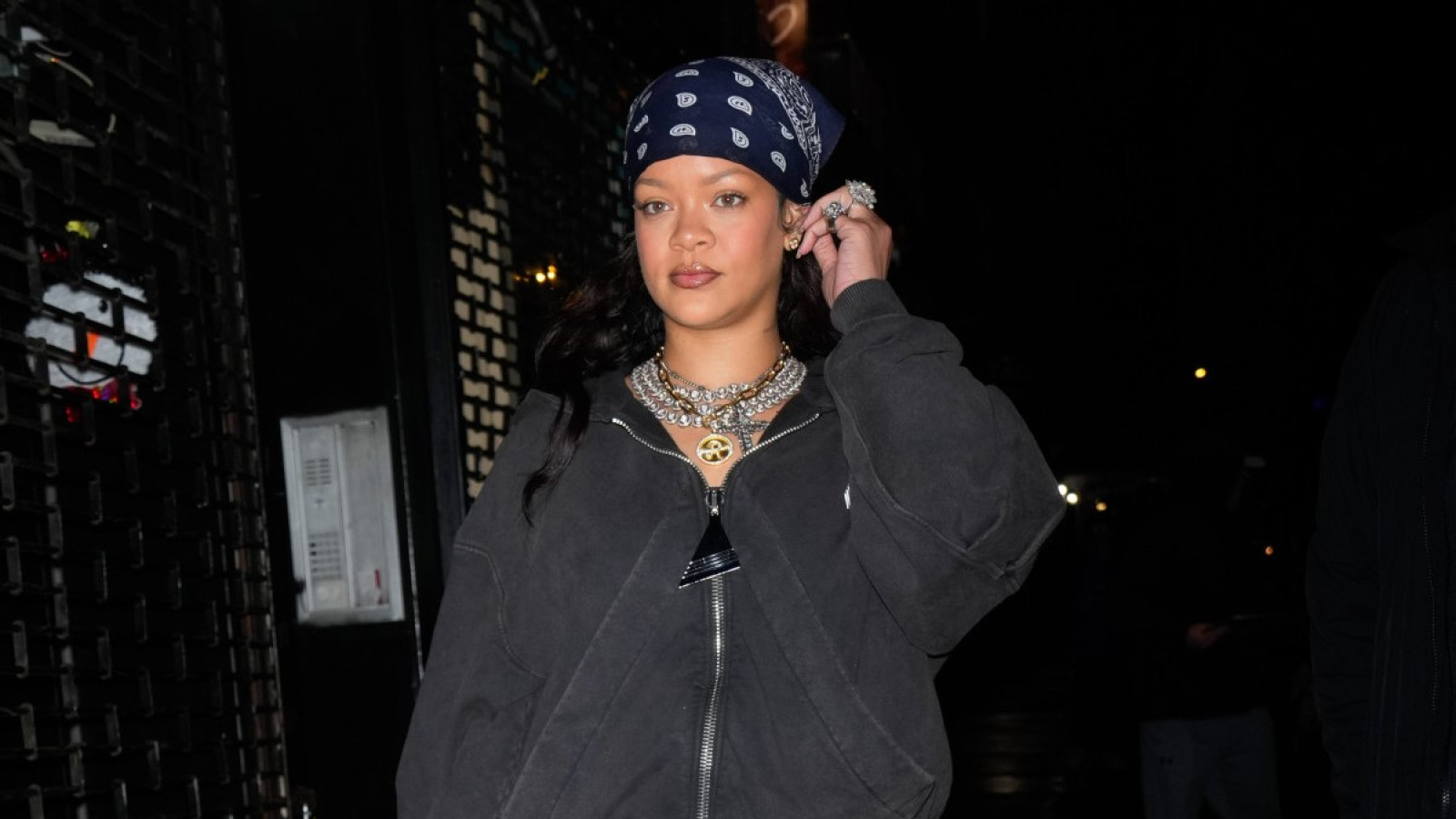 Ріанна доводить: ця пара джинсів із 2000-х стане головним мастхевом зими