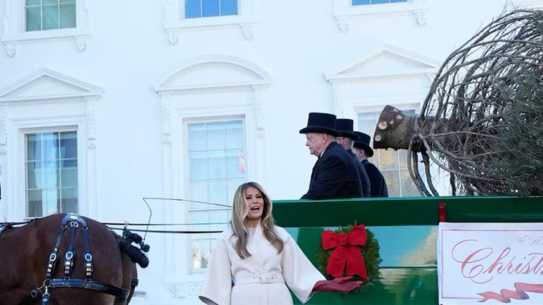 rizdvo-v-bilomu-domi-melaniya-tramp-v-palti-dior-i-tuflyah-manolo-blahnik-zustrila-golovnu-yalinku-kraini