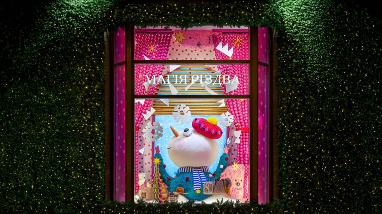 rizdvyana-kazka-v-zimovih-vitrinah-cumu