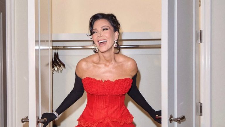 yak-kris-dzhenner-vidsvyatkuvala-svoe-70-richchya-u-stili-bondiani-30-svyatkovih-foto