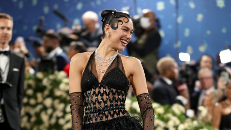 2025-y-buv-pro-smilivist-i-provokaciyu-15-nayvidvertishih-golih-sukon-shcho-pidkorili-publiku-cogo-roku-981d6bbd