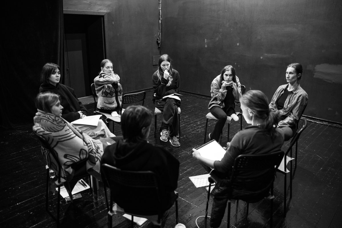 «Місячні» Молодий театр