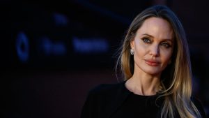 andzhelina-dzholi-vpershe-pokazala-shram-pislya-mastektomii-dlya-debyutnogo-drukovanogo-time-france-7a64cafa