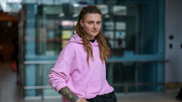 arhitektura-opori-viyskovosluzhbovicya-ada-saksman-pro-reabilitaciyu-u-superhumans-i-pragnennya-povernutisya-u-striy-na-dvoh-protezah