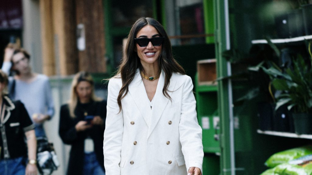 cey-stilniy-bryuchniy-kostyum-stane-idealnoyu-alternativoyu-chorniy-sukni-na-zimovi-svyata