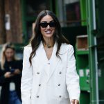 cey-stilniy-bryuchniy-kostyum-stane-idealnoyu-alternativoyu-chorniy-sukni-na-zimovi-svyata