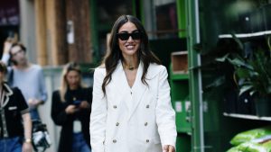 cey-stilniy-bryuchniy-kostyum-stane-idealnoyu-alternativoyu-chorniy-sukni-na-zimovi-svyata