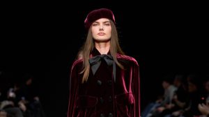 cey-zhaket-yakiy-obozhnyuvali-nashi-babusi-u-70-h-povertaetsya-v-modu-u-novih-variaciyah