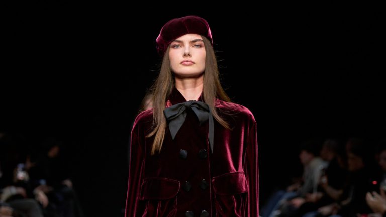 cey-zhaket-yakiy-obozhnyuvali-nashi-babusi-u-70-h-povertaetsya-v-modu-u-novih-variaciyah