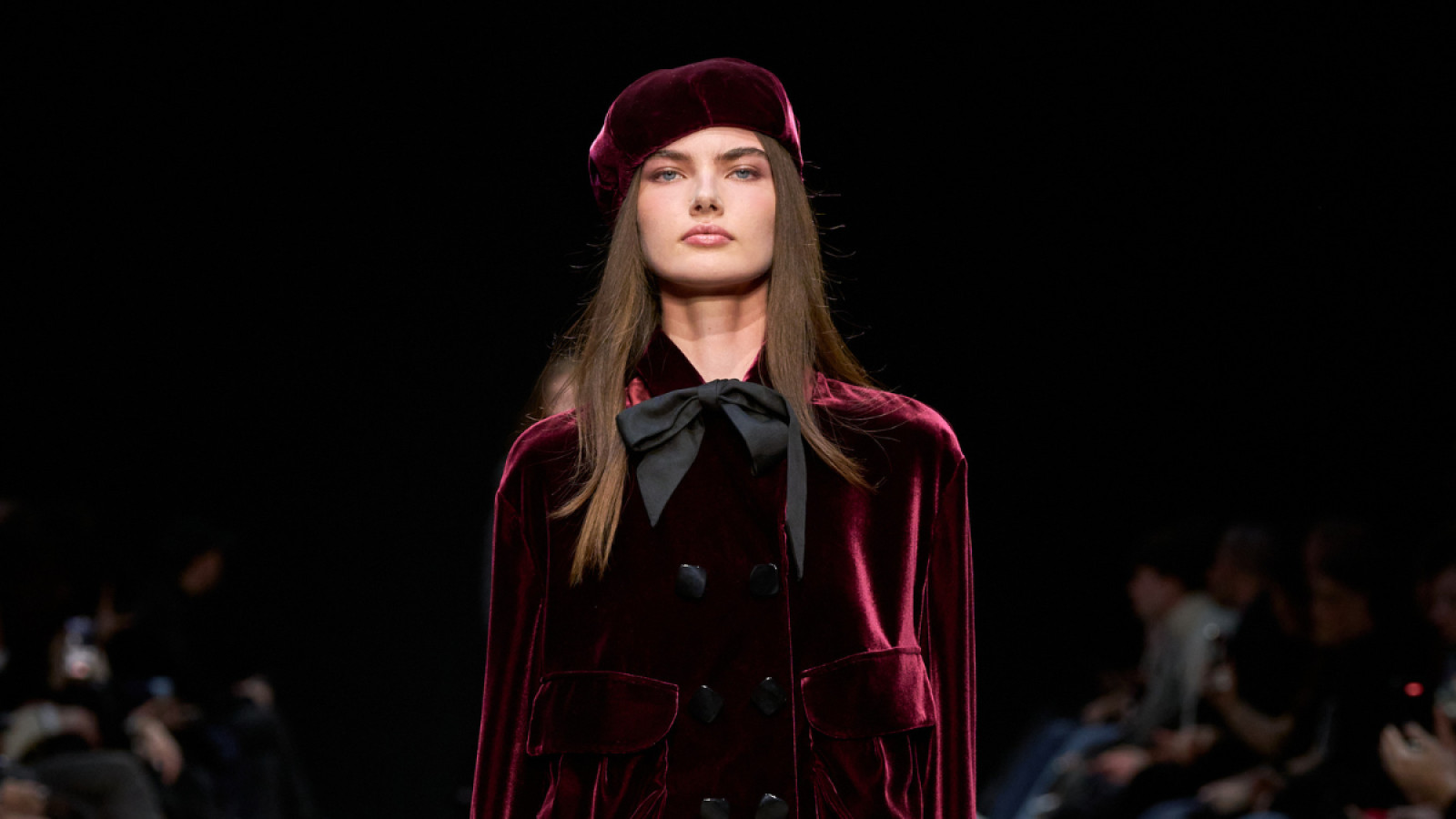 cey-zhaket-yakiy-obozhnyuvali-nashi-babusi-u-70-h-povertaetsya-v-modu-u-novih-variaciyah