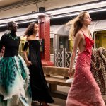 chanel-pidkoryue-nyu-yorkske-metro-chim-zapamyatalosya-nove-shou-metiers-dart-vid-mate-blazi