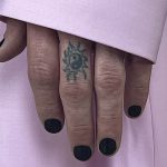 chomu-chorniy-lak-na-nigtyah-stae-cholovichim-trendom-ab66ce71