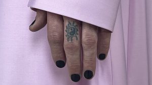 chomu-chorniy-lak-na-nigtyah-stae-cholovichim-trendom-ab66ce71