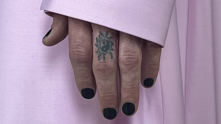 chomu-chorniy-lak-na-nigtyah-stae-cholovichim-trendom-ab66ce71