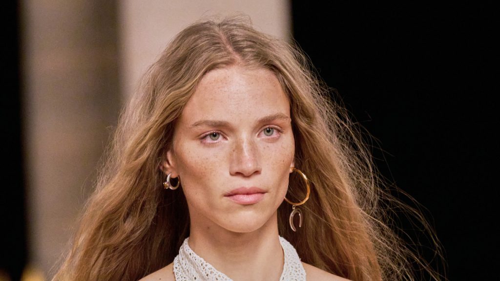 ci-kultovi-serezhki-z-90-h-yaki-buli-v-garderobi-kozhnoi-znovu-perezhivayut-vidrodzhennya-9591e9f3