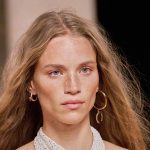 ci-kultovi-serezhki-z-90-h-yaki-buli-v-garderobi-kozhnoi-znovu-perezhivayut-vidrodzhennya-9591e9f3