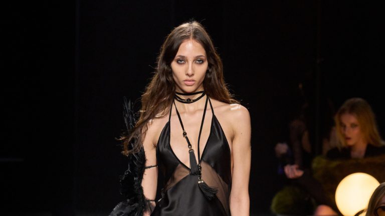 cya-suknya-vvazhaetsya-naykrashchim-viborom-dlya-zimovih-svyat-yaki-modeli-zaproponuvali-dizayneri