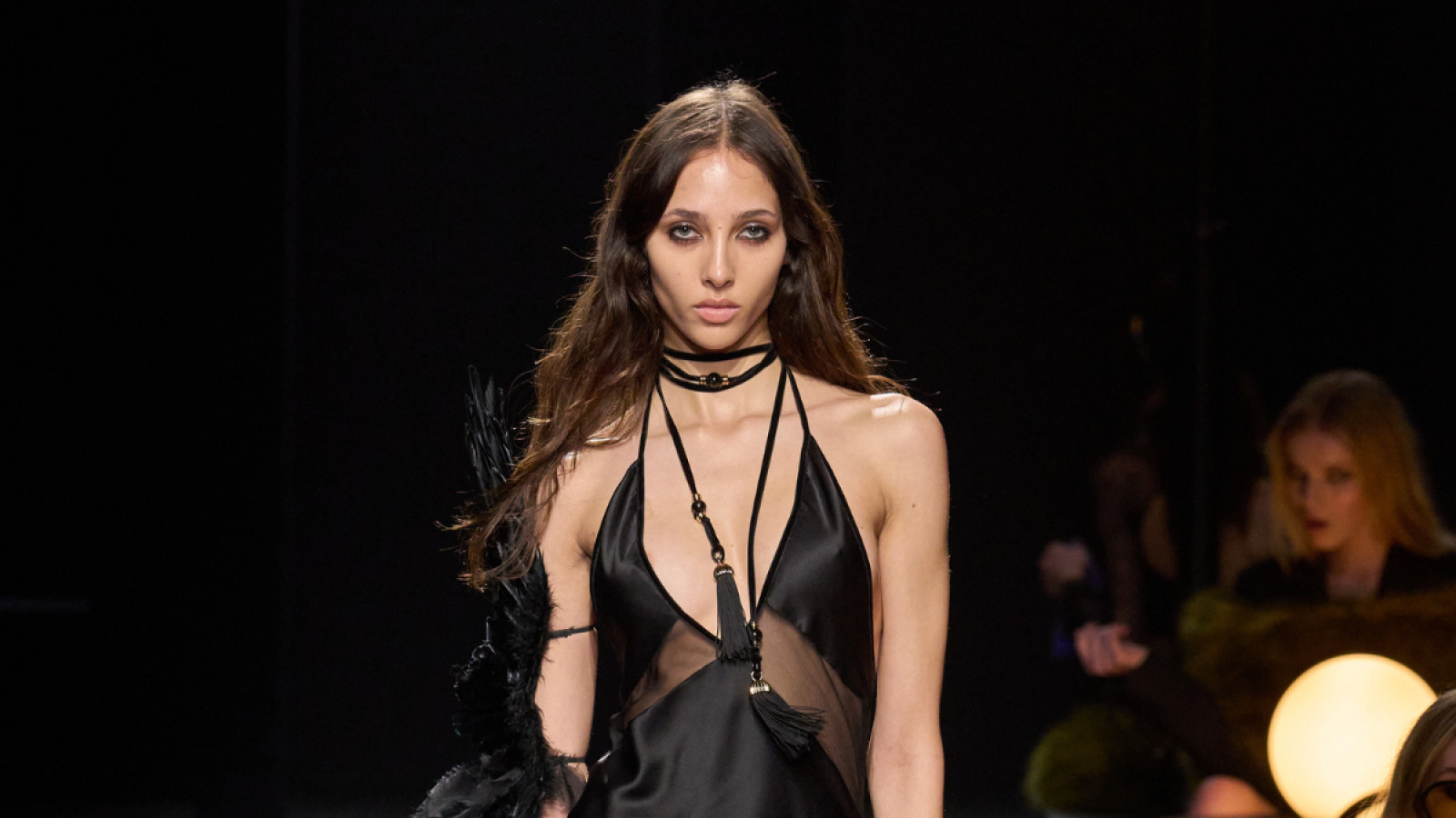 Ця сукня вважається найкращим вибором для зимових свят: які моделі запропонували дизайнери