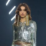 cya-suknya-vzhe-kilka-rokiv-e-golovnim-elementom-svyatkovogo-obrazu-yak-ii-nositi-po-novomu-d318b5de