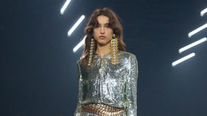 cya-suknya-vzhe-kilka-rokiv-e-golovnim-elementom-svyatkovogo-obrazu-yak-ii-nositi-po-novomu-d318b5de