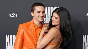 dosi-razom-kayli-dzhenner-i-timoti-shalame-viyshli-na-hidnik-u-yaskravih-couple-looks-pislya-chutok-pro-rozstavannya