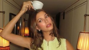 dva-trendi-v-odnomu-manikyuri-na-zimu-202526-povtoryuemo-za-geyli-biber