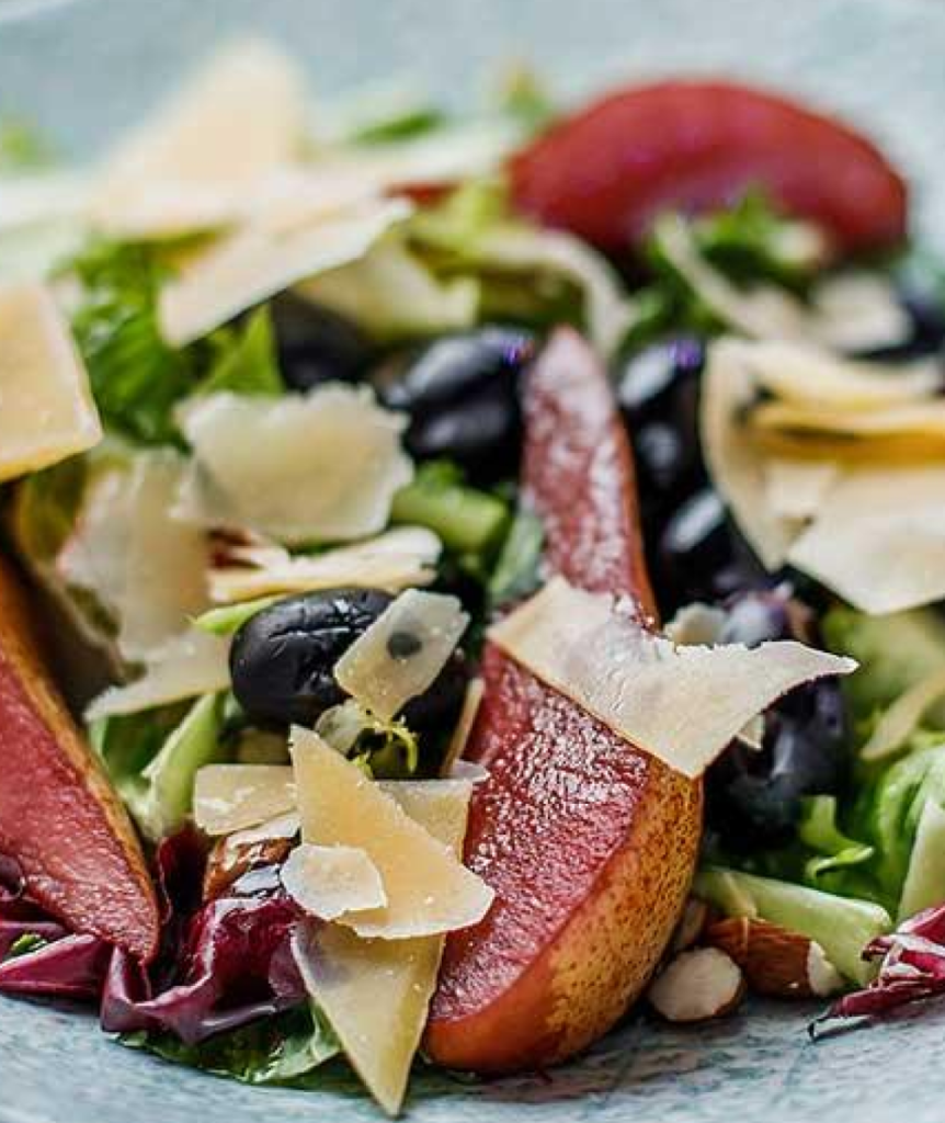 Салат з грушею та виноградом