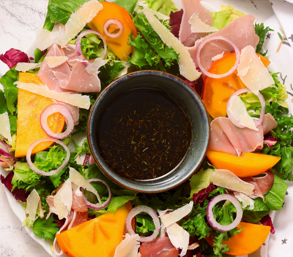 Салат з хурмою та хамоном