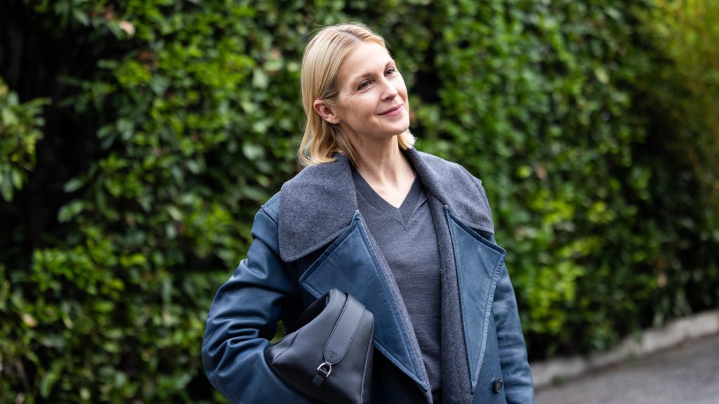 kurtka-shcho-stane-idealnoyu-alternativoyu-klasichnomu-verhnomu-odyagu-ciei-zimi-modnici-vid-nei-u-zahvati-70710284