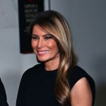 melaniya-tramp-dovodit-minimalistichna-chorna-suknya-naykrashchiy-vibir-dlya-svyatkovih-obraziv