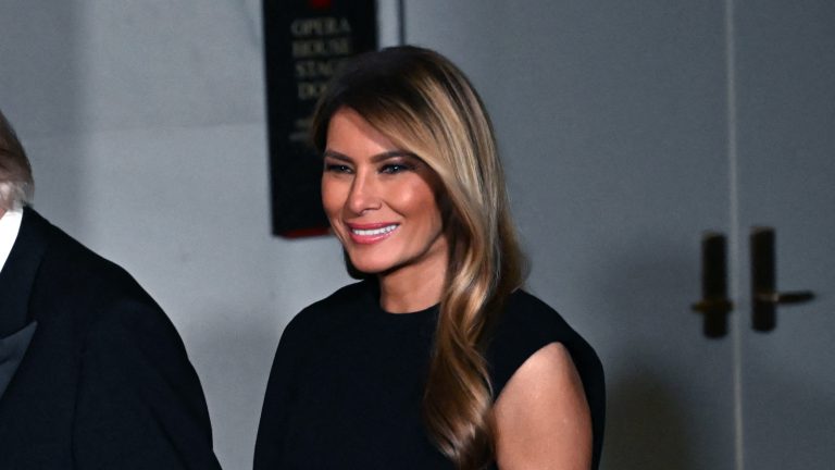 melaniya-tramp-dovodit-minimalistichna-chorna-suknya-naykrashchiy-vibir-dlya-svyatkovih-obraziv