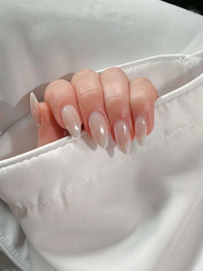 Новорічний манікюр 2025–2026 рік тренди