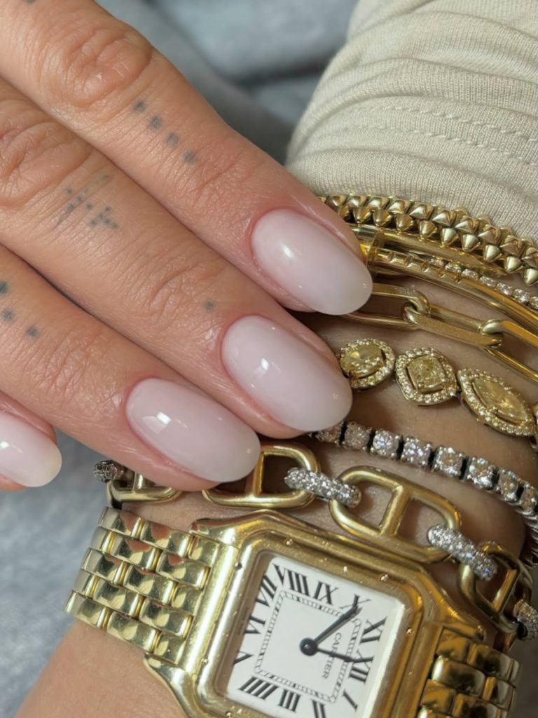 тренди новорічний манікюр 2026 фото